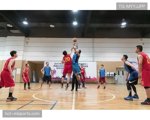 篮球比赛开球规则解析：中圈跳球站位要求详解
