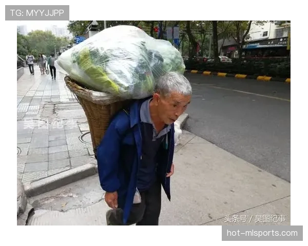 高磊训练完直接去接孩子放学,背的包比我妈买菜还旧 高磊训练完直接去接孩子放学,背的包比我妈买菜还旧